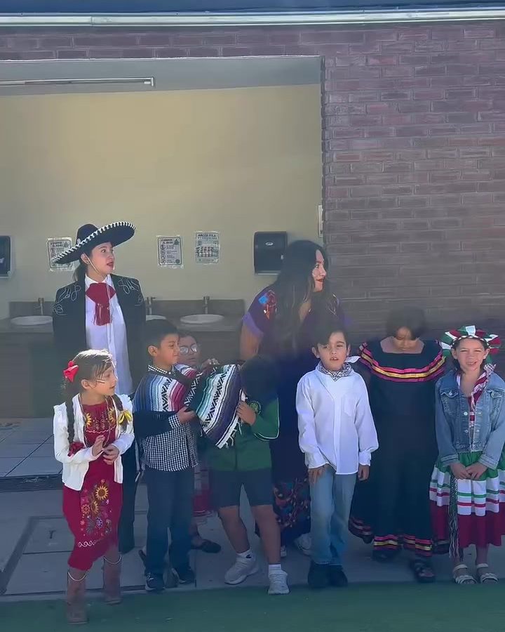 Alumnos de primaria vestidos de insurgentes y con trajes típicos en la asamblea del 16 de septiembre