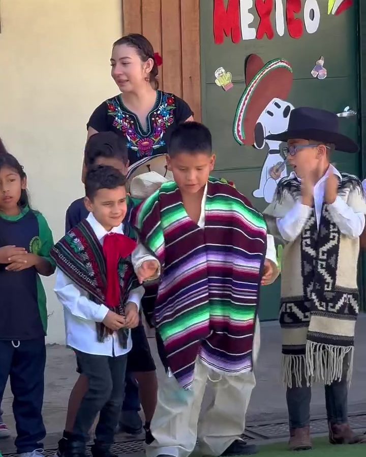 Niños de preescolar con sarape y sombrero en el festejo de fiestas patrias