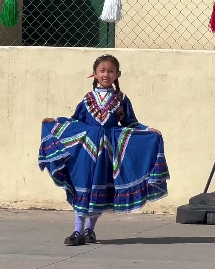 Alumna bailando folklórico con falda azul en el patio de Colegio Encinos