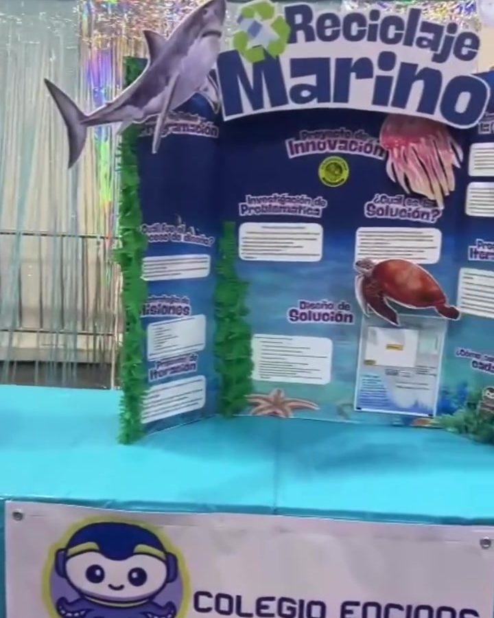 Stand del proyecto «Reciclaje Marino» del equipo de Colegio Encinos en la competencia de robótica